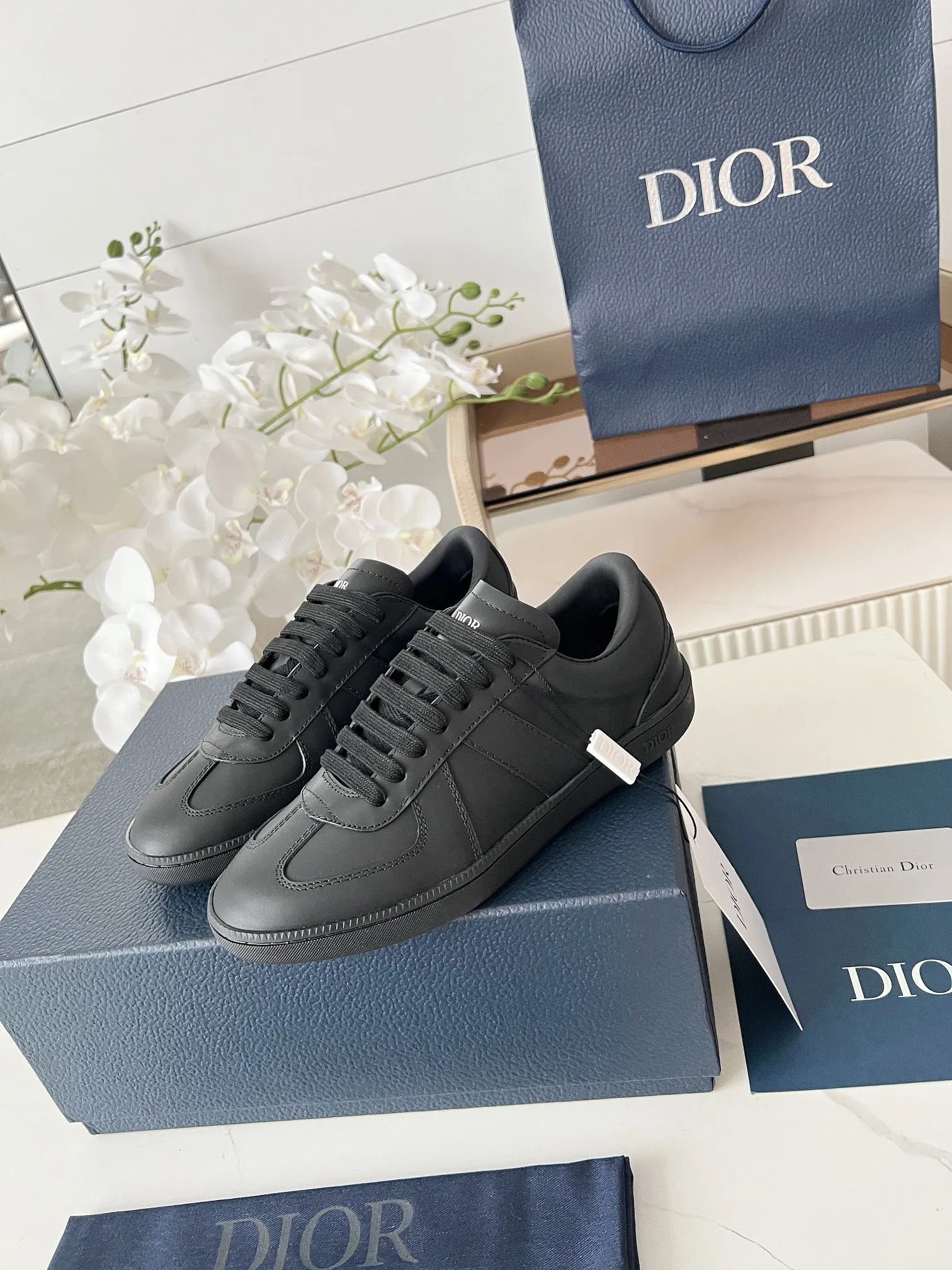 Men's Men's Shoes💰420 [New Style]🍿🍿Dior Dior Size: 38-44 (45 customized) 2025 new Dior B01 top version of moral training shoes! ! ! Made of white and brown first-layer cowhide, paired with white high-mercerized smooth suede, the upper is fully oiled and the original TPU molded outsole. New to the Fall 2025 collection, this sneaker marks the return of Dior’s classic style, reinterpreted in a stylish and elegant silhouette. Crafted from brown and white smooth first-grain cowhide, it's decorated with white high-mercerized cow suede splicing to enhance the style. Lined in tonal silk sheepskin, the shoe is finished with the Dior logo on the tongue and inner sides, and the CD icon on the heel. Paired with amber Tpu non-slip soles, it can be matched with various styles to create a sophisticated look.